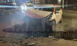 Каршеринговый автомобиль врезался в столб на перекрёстке Островского и Обороны