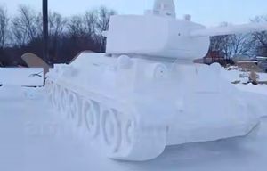 Т-34 из снега в натуральную величину построили дед с внуком в Амурской области