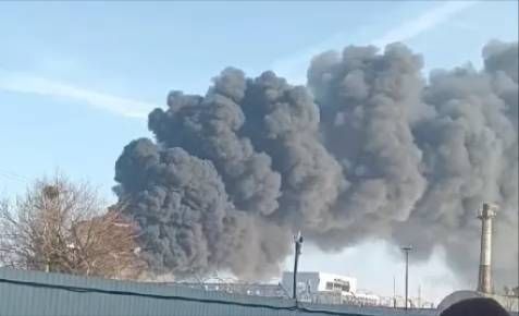Пожар на полиэфирном заводе в Шахтах в Ростовской области: момент взрыва и последние данные