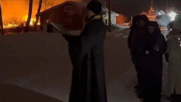 На месте сгоревшей трапезной монастыря в Омской области совершили крестный ход