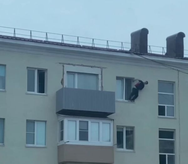 На Сахалине парень под наркотиками вылез на карниз и сорвался с четвёртого этажа