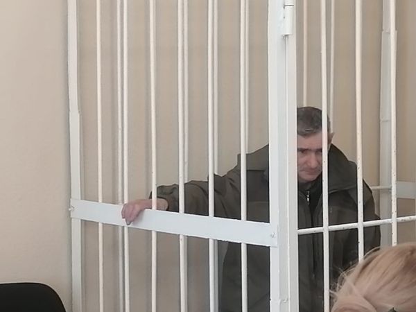 Подозреваемый в убийстве почти 30-летней давности разбил кружку о лицо следователя, когда его вызвали на допрос в Новосибирске