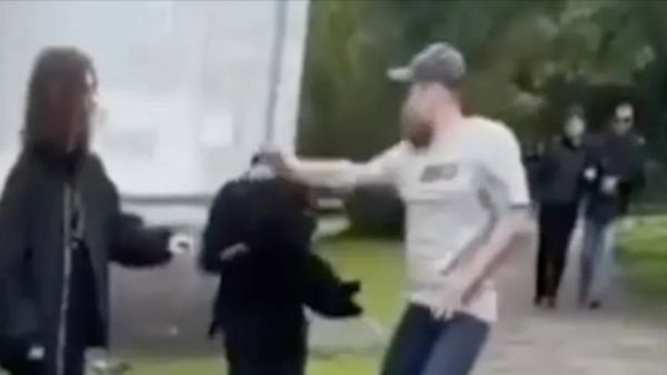 Мужчина в Красноярске избил школьников из-за длинных волос