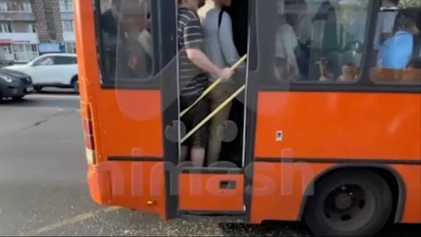 Стекло в автобусе лопнуло на остановке Донецкая в Нижнем Новгороде