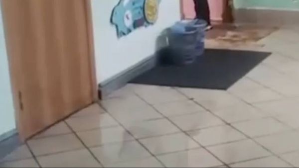 Сильный дождь залил детский сад во Владивостоке