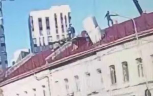 Рулон утеплителя упал на школьницу с крыши во Владивостоке