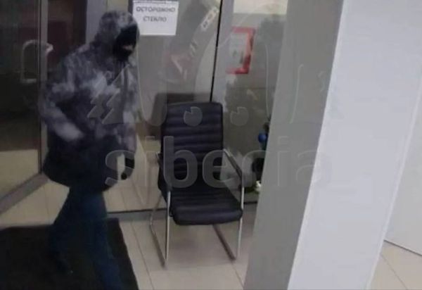 В Новосибирске мужчина с пистолетом ограбил отделение банка