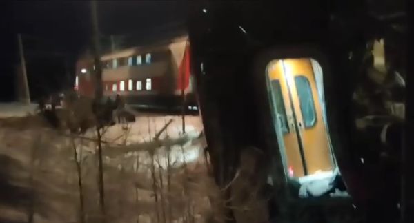 Грузовой и пассажирский поезда столкнулись в Мурманской области