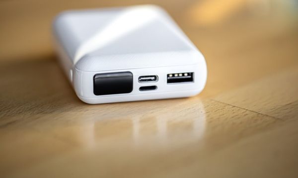 Пауэрбанк взорвался в портфеле у школьника в Перми