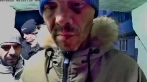 В Зелёной роще трое мужчин топором выломали дверь в подъезд
