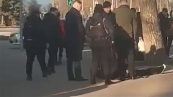 Полицейские уложили на асфальт мужчину в Луганске