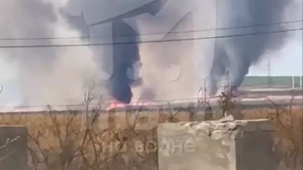 В посёлке Приморский под Феодосией горит сухая трава