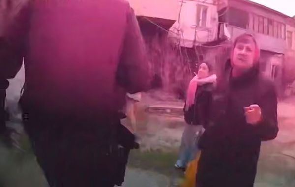 Керченские полицейские сняли 90-летнюю бабушку с подоконника на втором этаже