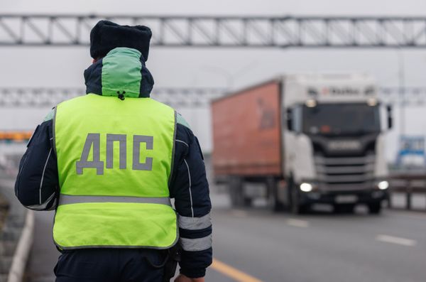 Грузовик с оружием, гранатой и другим арсеналом пытался заехать в колонию в Каменске-Уральском