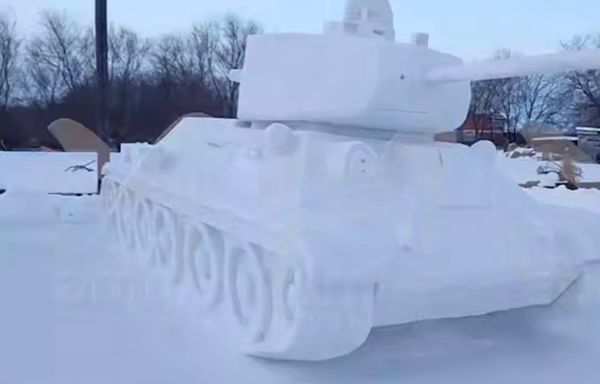 Т-34 из снега в натуральную величину построили дед с внуком в Амурской области