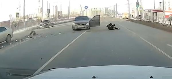 В Омске водитель после ДТП "катапультировался" через дверь: видео