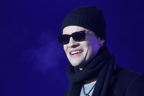 Певец Шаман полизал Байкал, видео не для слабонервных