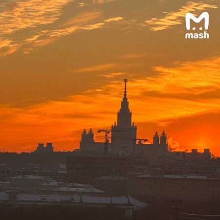 Москвичи засняли над городом розовый закат