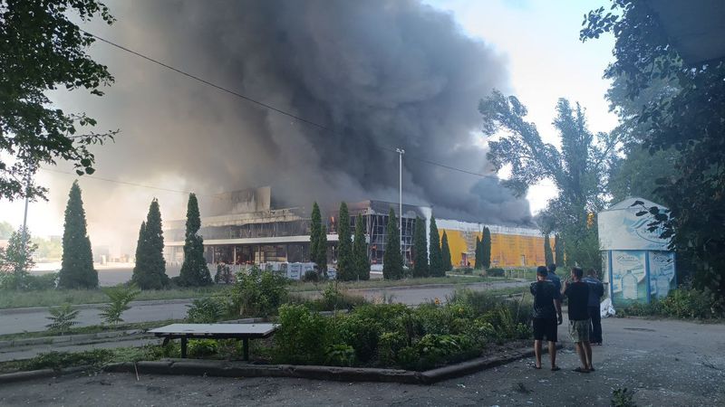 В Донецке после обстрела ВСУ загорелся ТЦ "Галактика"